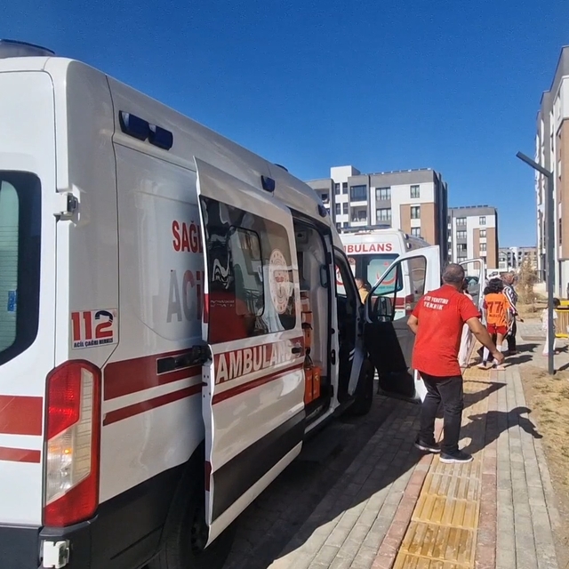 Diyarbakır'da 5 katlı binada yangın; 4 kişi dumandan etkilendi