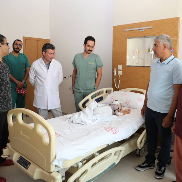 Çiğli Eğitim ve Araştırma Hastanesi'nde biyonik kulak ameliyatı yapıldı