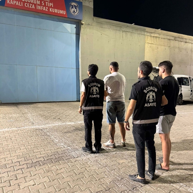 Bodrum'da hesap ödemeden kaçıp, çevreye ateş açan 2 şüpheli tutuklandı