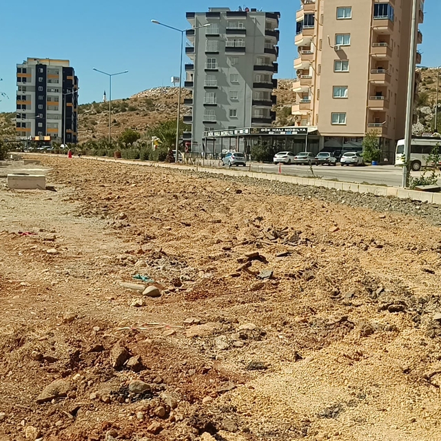 AK Parti Adana İl Başkanı Dağlı, Kozan'da yapımı süren yolda incelemede bul...