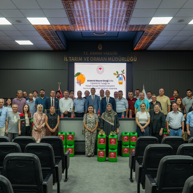 Adana'da üreticilere Akdeniz meyve sineğine karşı tuzak dağıtıldı