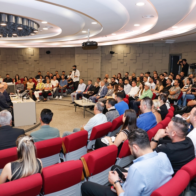 Uluslararası Adana Lezzet Festivali'ne katılacak firmaların stantları kuray...