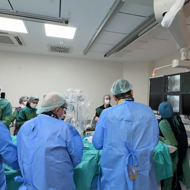 Kalp kapakçığındaki kaçak, köprücük kemiğindeki toplardamardan kalbe ulaşıl...