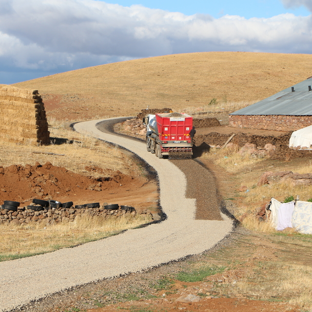 Karlıova'da köy yollarında asfalt çalışması