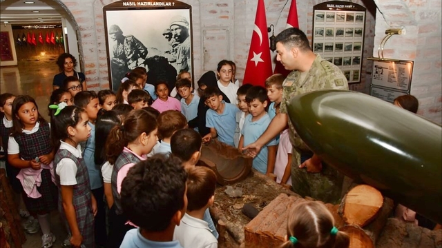 Gelibolu'da öğrenciler Çanakkale Muharebeleri Sergi Salonu'nu ziyaret etti