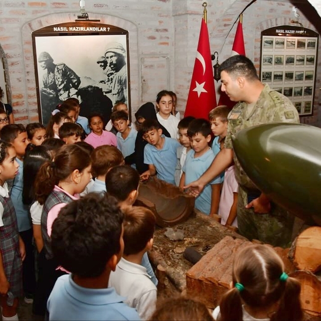 Gelibolu'da öğrenciler Çanakkale Muharebeleri Sergi Salonu'nu ziyaret etti