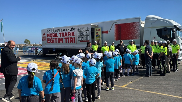 Tekirdağ'da öğrencilere "Mobil Trafik Eğitim Tırı"nda eğitim verildi