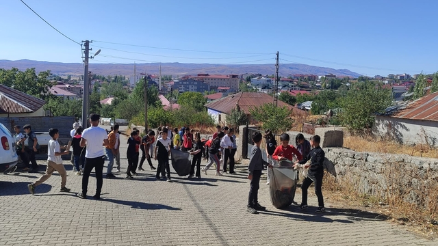 Karlıova'da öğrencilerden temizlik çalışması