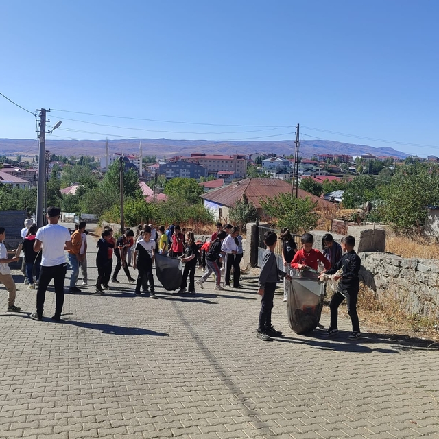 Karlıova'da öğrencilerden temizlik çalışması
