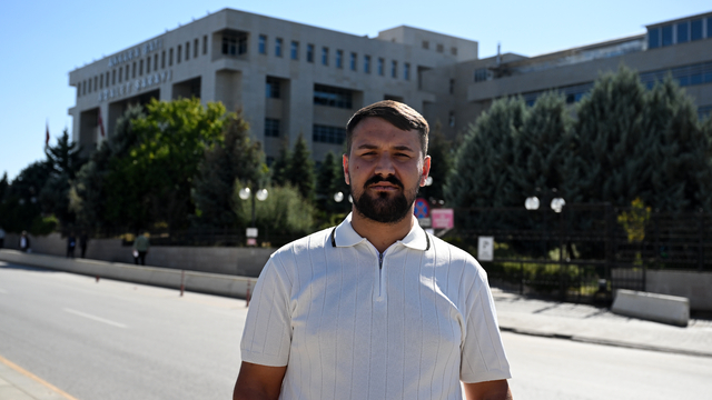 Başkentte bir taksicinin trafikte tartıştığı kişilerce darbedilmesi araç içi kamerasında