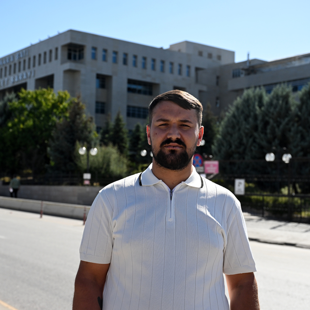 Başkentte bir taksicinin trafikte tartıştığı kişilerce darbedilmesi araç iç...