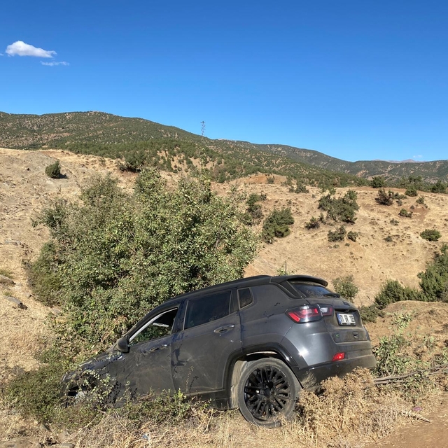 Hizan'da yoldan çıkan cipin sürücüsü hafif yaralandı