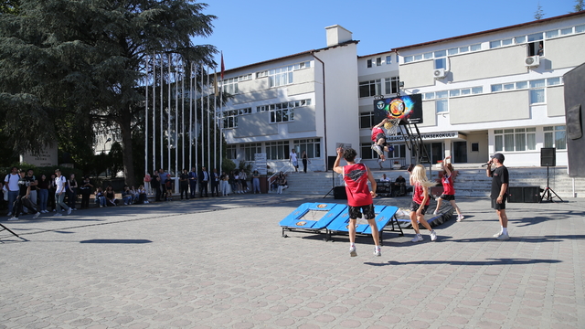 Edirne'de akrobat basketbolcuların smaç şovu ilgiyle izlendi