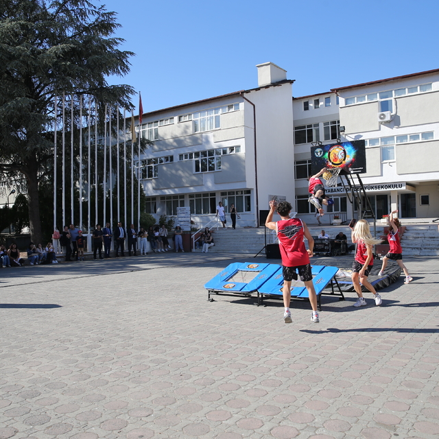 Edirne'de akrobat basketbolcuların smaç şovu ilgiyle izlendi
