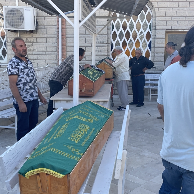 Bursa'daki yangında hayatını kaybeden 3 kişinin cenazeleri toprağa verildi