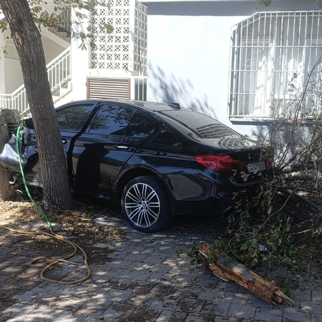 Adana'da 2 otomobilin çarpıştığı kazada sürücüler yaralandı