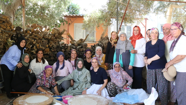 TBMM'nin en genç milletvekili Aydemir, Antalya'da vatandaşla buluştu: