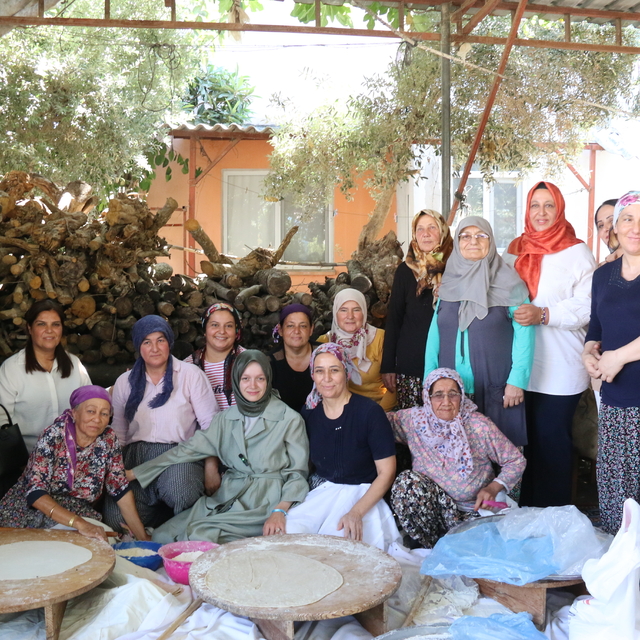 TBMM'nin en genç milletvekili Aydemir, Antalya'da vatandaşla buluştu: