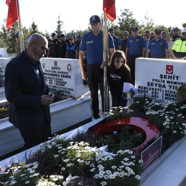 Şehit polis Şeyda Yılmaz, kabri başında anıldı