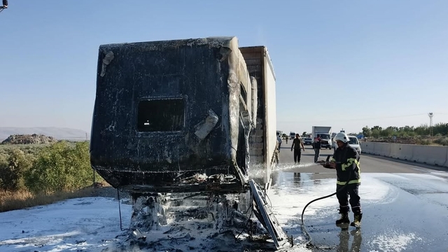Hatay'da seyir halindeki tırda çıkan yangın söndürüldü