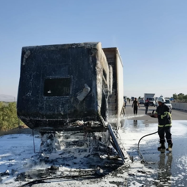 Hatay'da seyir halindeki tırda çıkan yangın söndürüldü