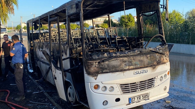 Antalya'da park halindeki midibüs yandı