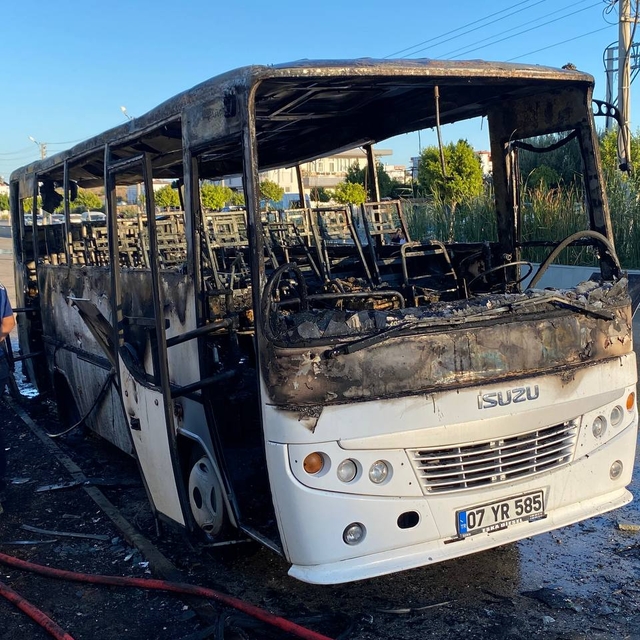 Antalya'da park halindeki midibüs yandı