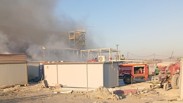 Mersin'de fabrika konteynerlerinde çıkan yangın söndürüldü