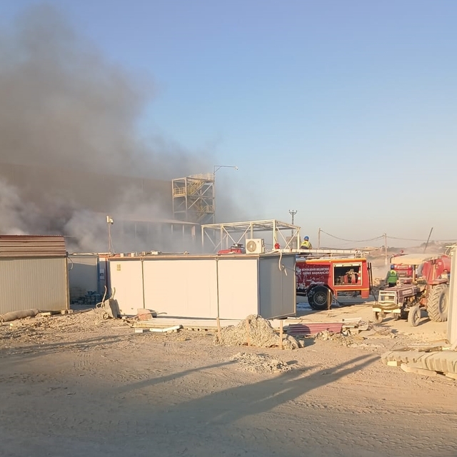 Mersin'de fabrika konteynerlerinde çıkan yangın söndürüldü