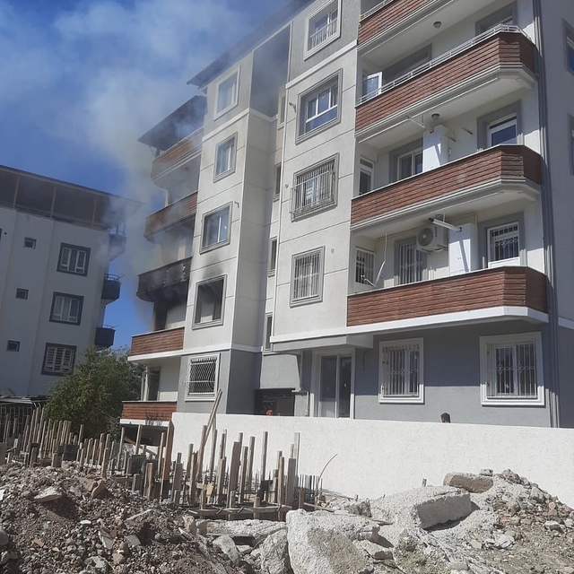 Hatay'da aparmanda çıkan yangında dumandan etkilenen 1 kişi hastaneye kaldı...