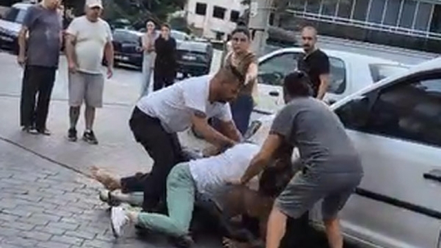 Denizli'de 3 kişinin yaralandığı kavga kamerada