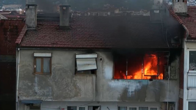 Yanan daireden alt komşusu kurtardı; yangın dronla görüntüledi