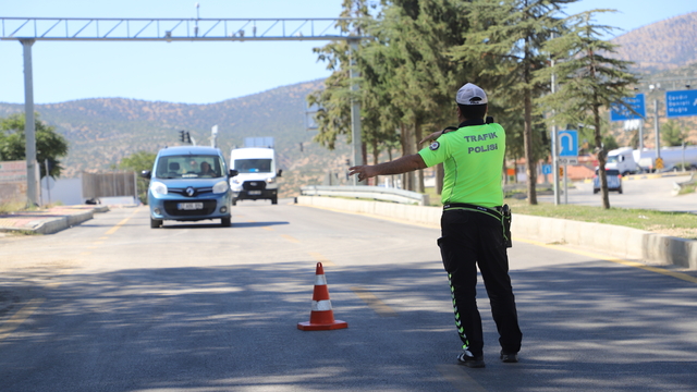 Korkuteli'de trafik denetimleri sürüyor