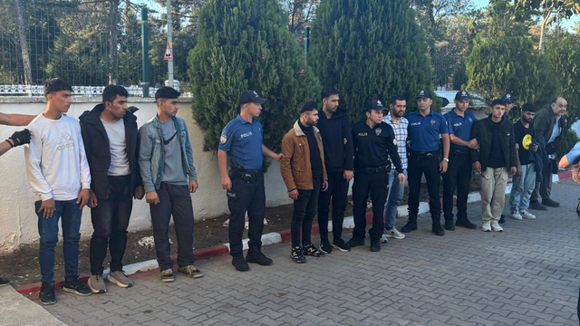 Edirne'de kamyonette 15 kaçak göçmen yakalandı; 1 gözaltı