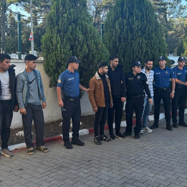 Edirne'de kamyonette 15 kaçak göçmen yakalandı; 1 gözaltı
