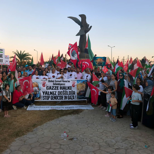 Mersin'de 'Küresel Sumud Filosu' selamlandı