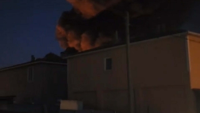 Çanakkale'de hurdalıkta çıkan yangın yakındaki 2 eve de sıçradı