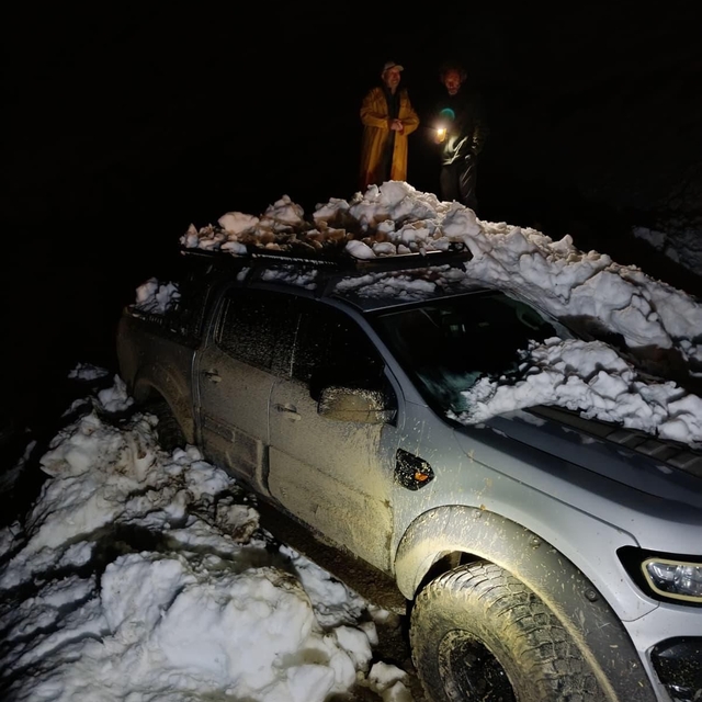 Rize'de çığ nedeniyle mahsur kalan 15 kişi ile 8 küçükbaş hayvan kurtarıldı...