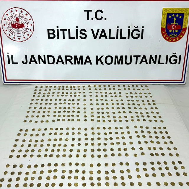 Bitlis'te durdurulan otomobilde Roma dönemine ait 500 sikke ele geçirildi