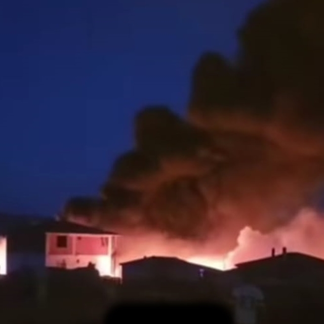 Çanakkale'de hurdalıkta çıkan yangın 2 eve sıçradı