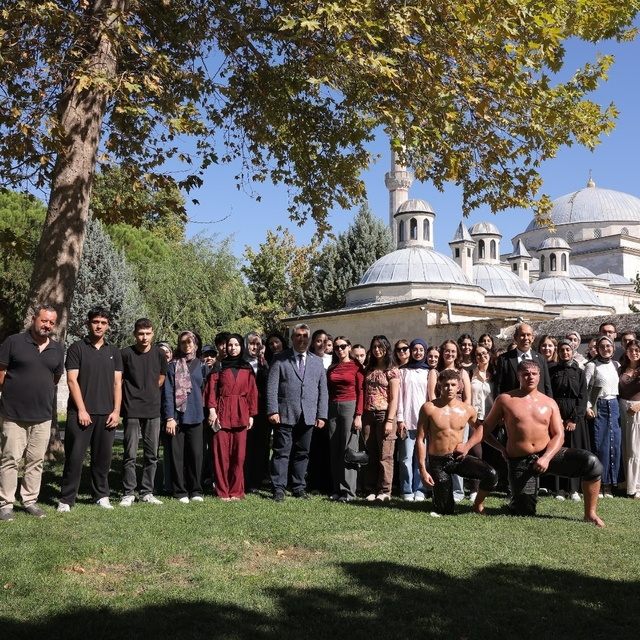 TÜ'ye yeni başlayan öğrencilere Kırkpınar Yağlı Güreşleri tanıtıldı