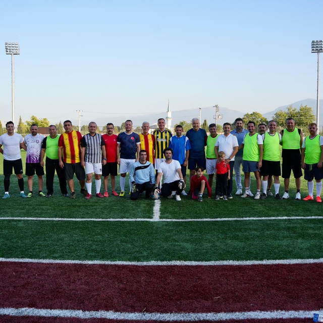 Kemalpaşa'da protokol üyeleri maçta buluştu