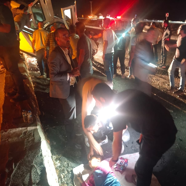 Şanlıurfa'da hafif ticari araçlar çarpıştı: 1 ölü, 5 yaralı