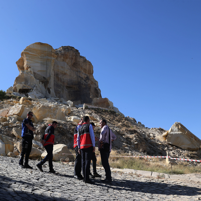 Nevşehir'de Kadıkalesi'nden kaya kopması yaşanan alanda çalışma başlatıldı