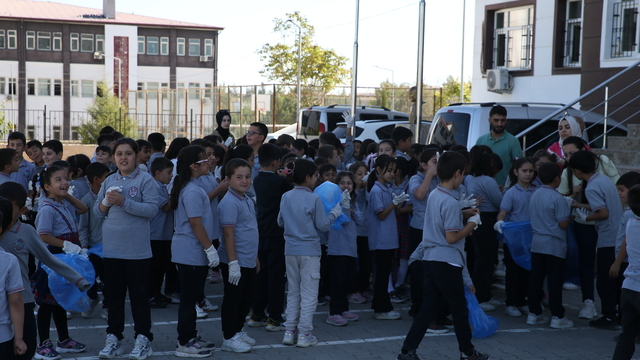 Samsatlı öğrenciler hem okulda hem sokakta temizlik yaptı