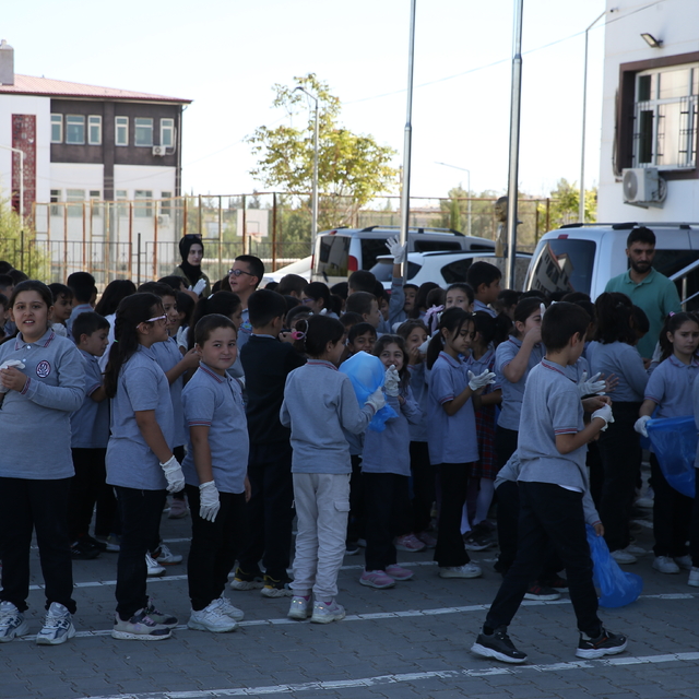 Samsatlı öğrenciler hem okulda hem sokakta temizlik yaptı