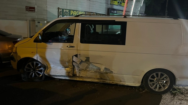 Hatay'da düzensiz göçmenleri taşıyan panelvan polisten kaçarken kaza yaptı