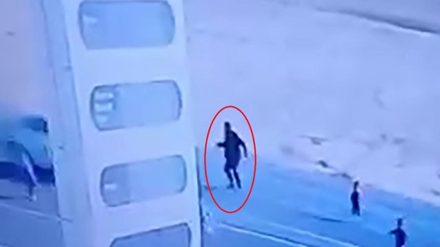 Yola çıkan çocukları yakalamak isterken otomobil çarptı, öldü