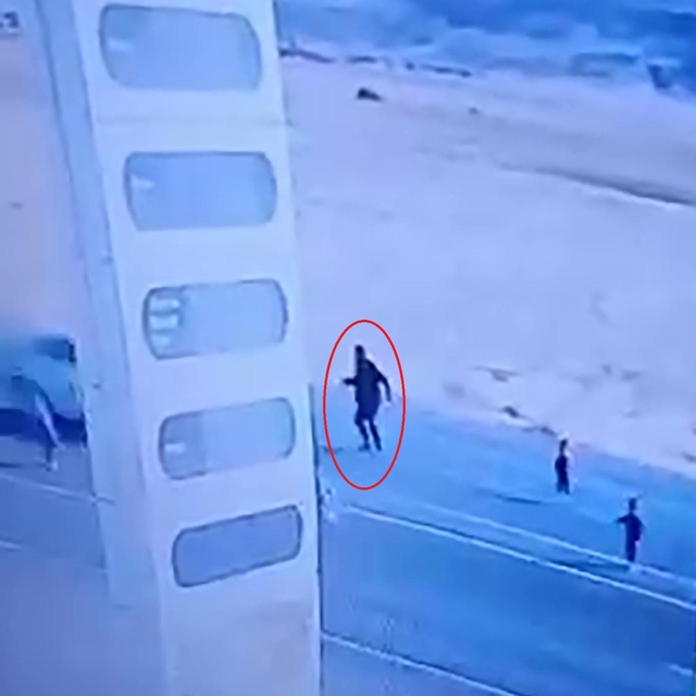 Yola çıkan çocukları yakalamak isterken otomobil çarptı, öldü