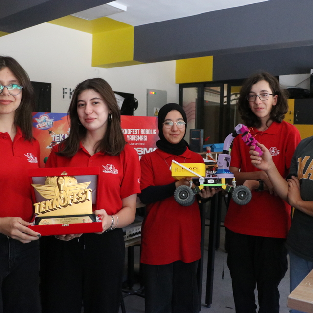 Engebeli arazide hedefleri toplayan robot projesiyle TEKNOFEST'te birinci o...